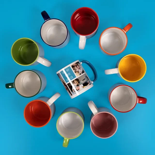 Tasse bunt, 20 verschiedene Varianten, in 10 Farben Bunte Fototassen, die im Kreis angeordnet wurden, zeigen, die große Farbvielfalt, die es bei ORWOs Fototassen zu entdecken gibt. Lieblingsfarbe wählen und gestalten.