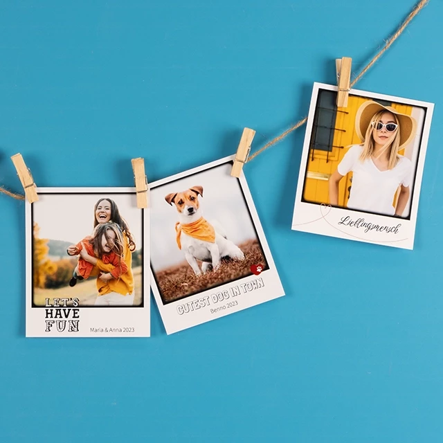 Retro Fotos bestellen und als individuelle Wanddeko verwenden: 3 Prints –  Mama-Tochter-Moment, Haustier und Porträt –  an einer Schnur, mit Klammern aufgehangen.