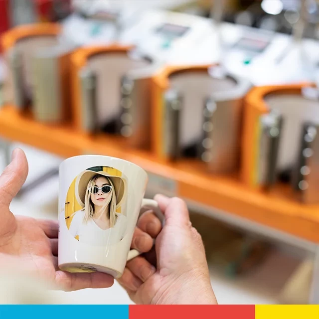 Wir bei ORWO bedrucken deine personalisierte Foto-Kaffeetasse in liebevoller Handarbeit und sorgen mit höchster Achtsamkeit für eine sichere und schnelle Lieferung.