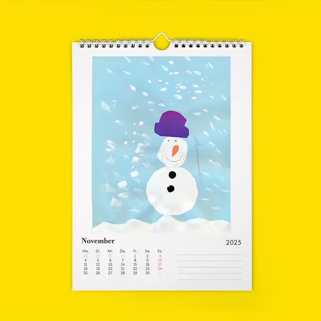 Kalender mit niedlichen Kinderbildern personalisieren Ein Kalender, der mit einem, von Kindern gezeichneten, Schneemann-Bild personalisiert wurde. Das ist eine großartige Idee, wie du deinen Kalender gestalten kannst.