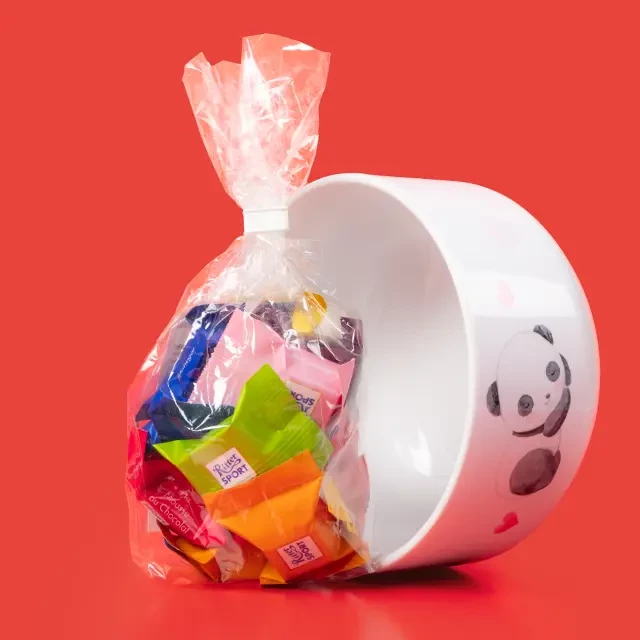 Schüssel bedrucken, mit Schokolade befüllt zum Verschenken Wenn du eine personalisierte Schüssel bestellen möchtest, kannst du dich entscheiden, ob du sie gleich perfekt als Geschenk mit Schokolade befüllen lassen möchtest.