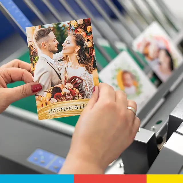 Fotokarten erstellen, hochwertige Produktion, hochwertig Hochwertige Fotokarten gestalten und bei ORWO bestellen. Dank der Qualitätskontrolle in jedem Arbeitsschritt, ist ein Versand in optimaler Qualität gewährleistet.