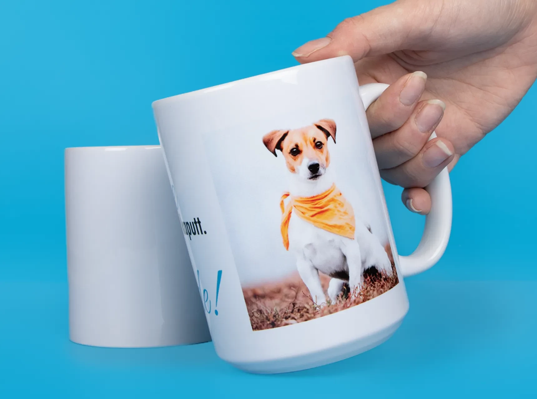 Die XXL-Tasse wird vor eine normale unbedruckte weiße Tasse gehalten und verdeutlicht den Größenunterschied. Mit 450 ml Fassungsvermögen passt eine Menge rein.