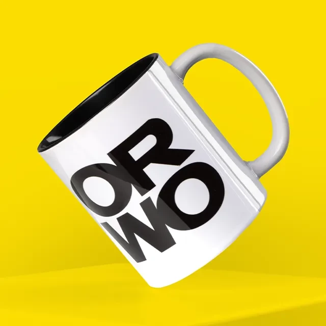 Tasse mit ORWO-Logo aus weißer Keramik, innen schwarz Werde zur Stilikone mit der schwarz-weißen Tasse mit ORWO Print. Das Logo steht für moderne Retro-Nostalgie und einen exzellenten Geschmack für Designs.