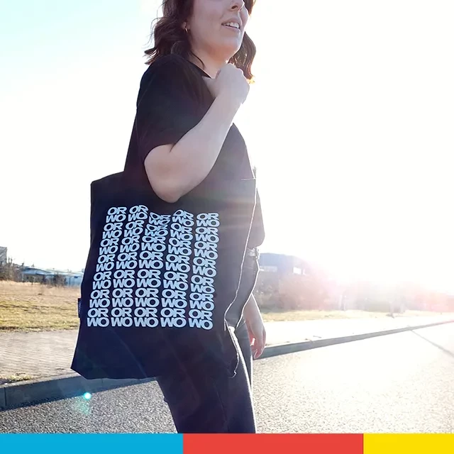 Ein Gegenlicht-Shot in dem die ORWO-Bag mit den vielen kleinen ORWO Logos präsentiert wird. Strahle auch du mit der Tasche so wie die Sonne im Hintergrund.