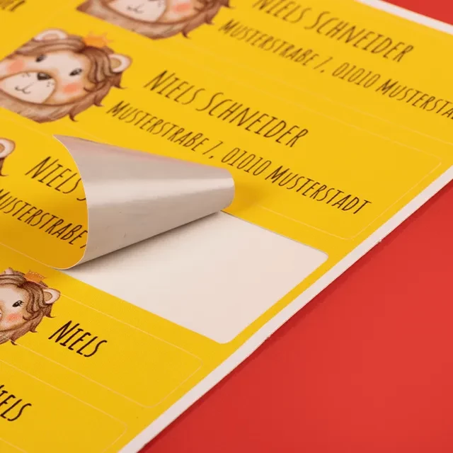 Namenssticker, selbstklebend, matt, vorgestanzt, hochwertig Die Namensaufkleber für den Kindergarten sind spülmaschinenfest. Außerdem werden sie auf mattes Digitaldruckpapier gedruckt und sind bereits vorgestanzt.