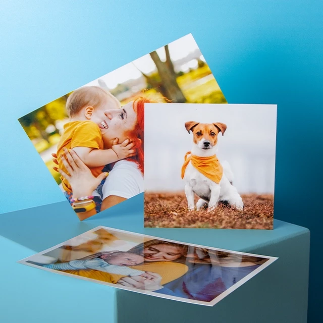 Unsere Fotoabzüge sind in mehreren Größen erhältlich: In quadratisch, rechteckig, mit oder ohne weißen Rand. Dein Haustier-, Familien- oder Mama-Kind-Foto.