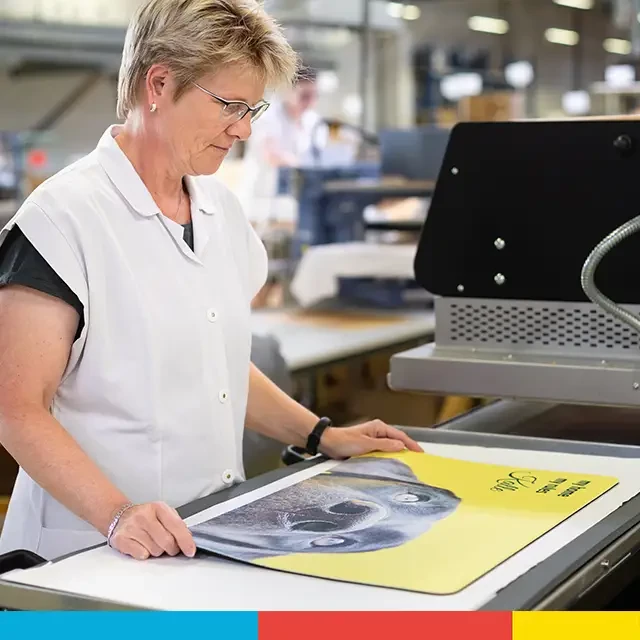 Personalisierte Fußmatte, sehr hochwertige Produktion Du musst nur eine Fußmatte selbst gestalten und schon setzt sich unsere Produktion in den Gang, um dein Wunschmotiv hochwertig und liebevoll auf die Fußmatte zu drucken.