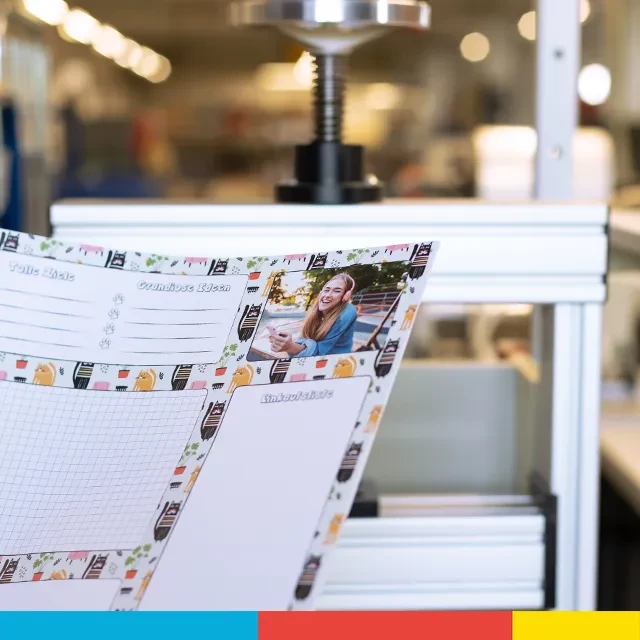 Personalisierte Schreibtischunterlage, hochwertig produziert Die Schreibtischunterlage mit deinem Foto wird sehr sorgfältig produziert und regelmäßig auf Qualität überprüft. Sei dir also einer optimalen Qualität sicher.