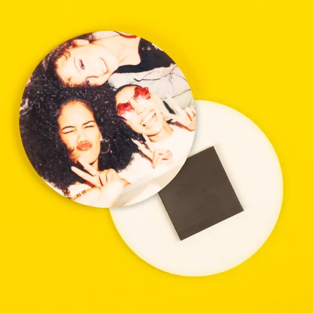 Fotomagnete bestellen, kreisförmig, einzigartig, hochwertig Runde Magnete mit Foto selbst gestalten bei ORWO. Platziere deine vielen Lieblingsmomente an der Kühlschranktür mit den personalisierten Magneten von ORWO.