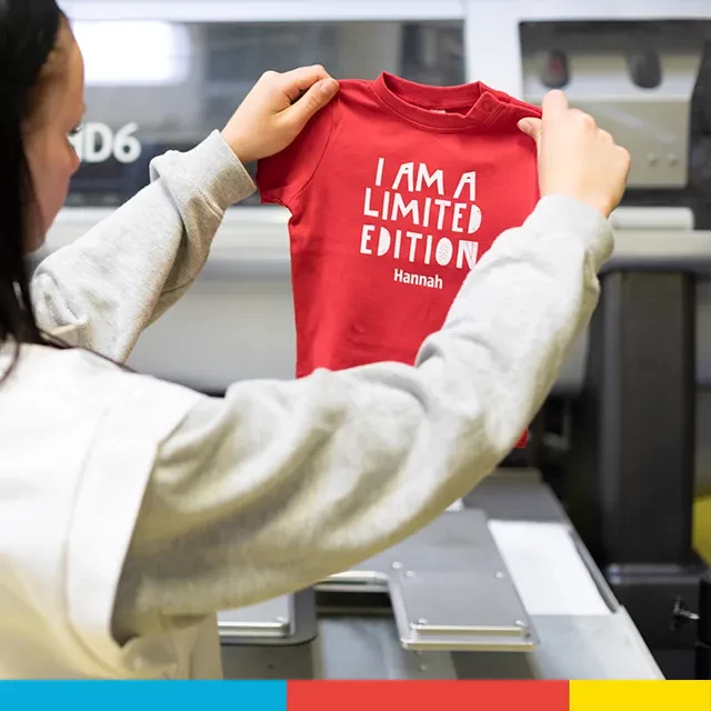 Babyshirt bedrucken, wasserbasierte NeoPigment™-Tinten Babyshirt mit Namen selbst gestalten und bedrucken lassen. Das Shirt wird mit einer großen Menge Sorgsamkeit und Präzision bedruckt, um hohe Qualität zu gewährleisten.