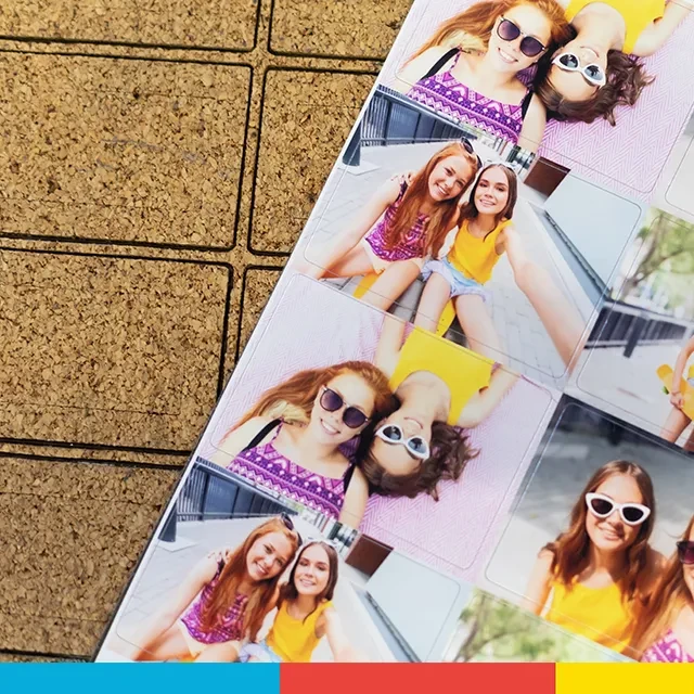 Fotosticker selbstklebend, ausbelichtet auf Fotopapier Die Fotosticker werden in einem chemischen Nassprozess auf Fotopapier ausbelichtet und garantieren so leuchtende Farben und scharfe, kontrastreiche Details.
