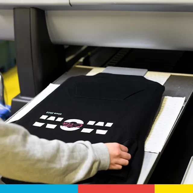 Hoodie bedrucken lassen, sehr hochwertige Produktion Hochwertigen Hoodie selbst gestalten. Bei ORWO wird jedes Produkt mit viel Liebe produziert. Wir schicken den Hoodie nur raus, wenn der Druck einwandfrei ist.