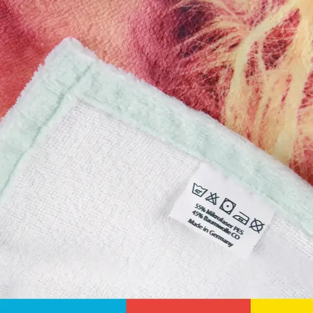 Foto-Handtuch, weiße Rückseite, waschbar bei maximal 40°C Du kannst bei ORWO ein Handtuch bedrucken. Das Handtuch besteht aus einem Baumwolle-Polyester-Gemisch, welches für ein kuschelweiches Hautgefühl sorgt.