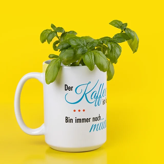 Eine XXL-Tasse, die als Basilikum-Behälter dient. Es ist egal, wie du deine Tasse verwenden willst und wie du sie gestaltest. Es gibt keine Grenzen, sei kreativ!