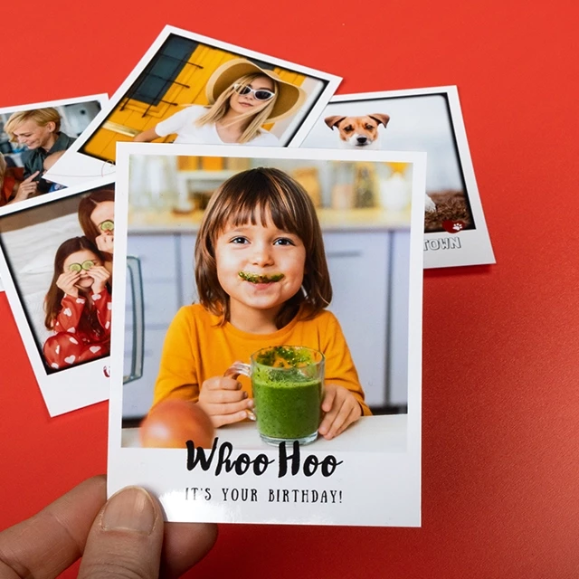 Retro Fotos bestellen mit deinen Lieblingsmomenten Deine Lieblingsfotos als Retrobilder bestellen und deinen Schnappschuss in der Hand halten, glänzend, mit Text und Geburtstagswünschen personalisierbar.