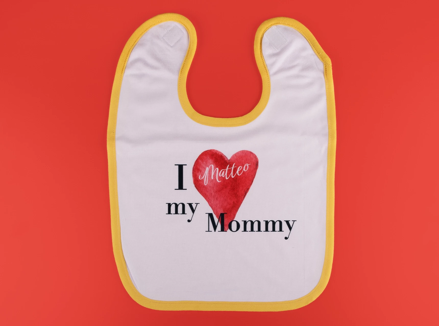 Babylätzchen mit Namen und niedlichen Designvorlagen gestalten. Dank der Vorlagen wird das Personalisieren zum Kinderspiel. Einfach gewünschten Namen eingeben.