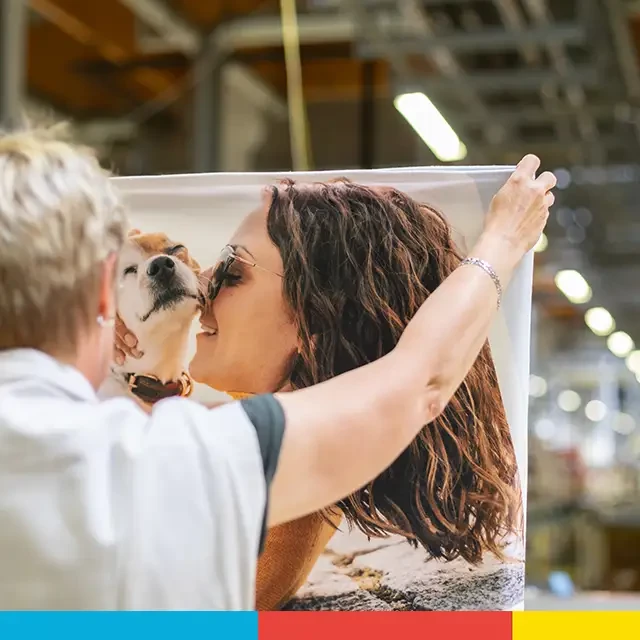 Decke mit Foto in herausragender Qualität produziert Wenn du eine Fotodecke bei ORWO bestellst, nachdem du sie mit deinen Fotos gestaltet hast, wird sie mit hoher Sorgfalt in unseren Produktionsstätten gefertigt.