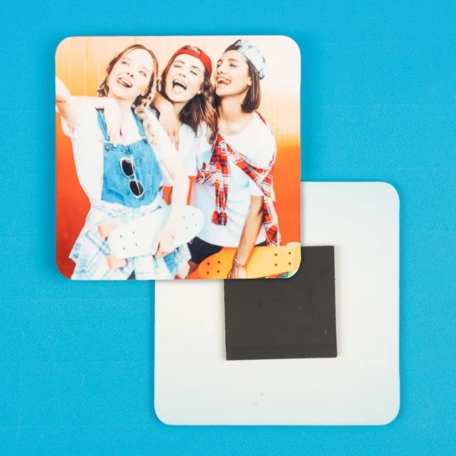 Magnete mit Foto, quadratisch mit abgerundeten Ecken Fotomagnete in verschiedene Formen bei ORWO erhältlich. Gestalte drauf los und pflastere in wenigen Tagen deinen ganzen Kühlschrank mit deinen Bildern zu.