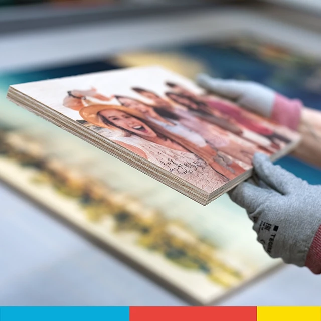 Foto auf Holz bestellen, in Handarbeit hergestellt Vom digitalen Foto zum Bild auf Holz – deine Fotos werden von uns in professioneller Handarbeit auf die helle Holzplatte gedruckt, rechteckige Platte.