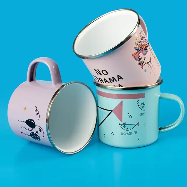 Bunte Emaille Tassen mit Motiv, Lila, Rosa oder Hellblau Bunte Emaille Tassen mit deinem Lieblingsdesign personalisieren. Wähle zwischen Hellblau, Rosa oder Lila für deine Tasse.