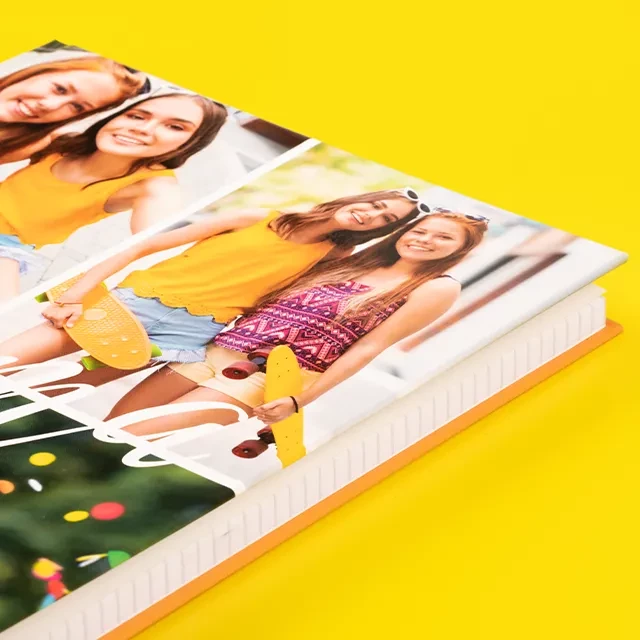 Personalisiertes Notizbuch, liniert, kariert, blanko Das Hardcover-Notizbuch selbst gestalten geht ganz einfach. Die Innenseiten können liniert, kariert oder blanko sein und das Cover kann individuell gestaltet werden.