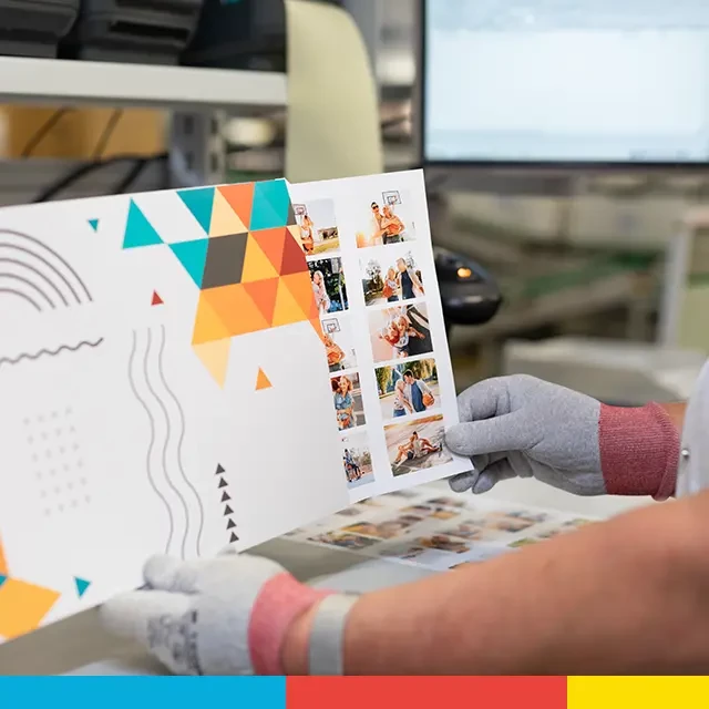 Foto-Adventskalender, Herstellung mit eigenen Fotos Produktionsprozess eines Foto-Adventskalenders mit buntem geometrischem Design und individuellen Bildern.