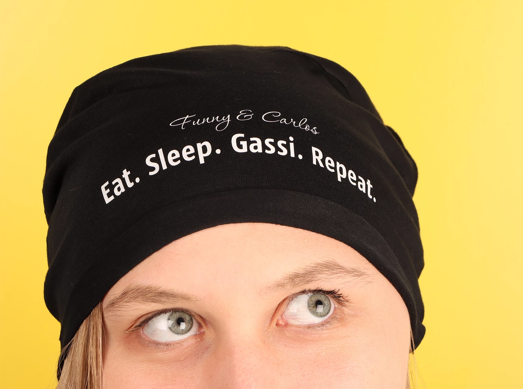 Bio-Baumwoll-Beanie bedrucken und mit Stolz tragen. Die Mütze passt sich an deine Kopfform an und liegt eng an. So präsentierst du dein Motiv besonders populär.