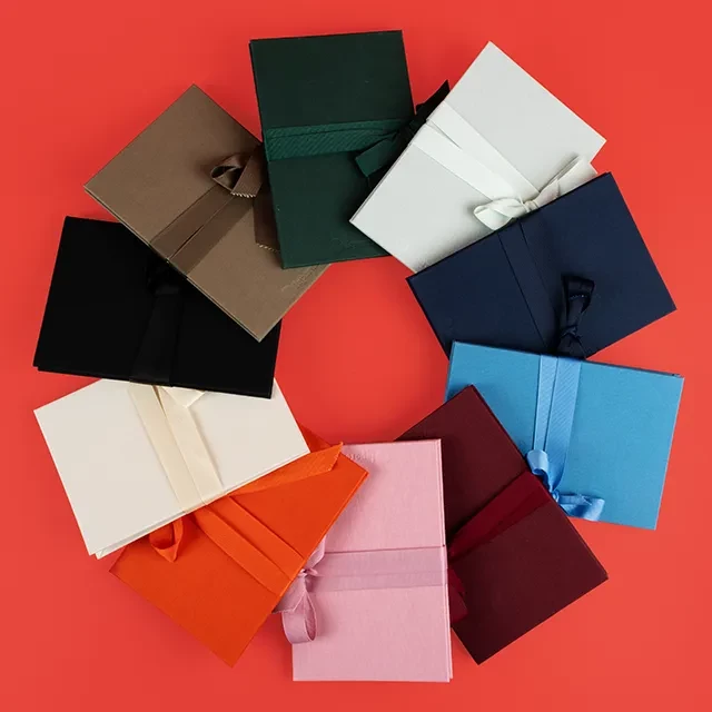 Foto Leporello, zehn verschiedene Farben, hochwertig Zehn Leporellos liegen im Kreis nebeneinander. Die Faltbücher kommen in vielen verschiedenen hübschen Farben.