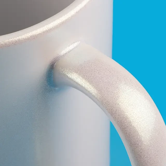 Perlmutt-Glitzertasse, schimmernde Oberfläche Detailaufnahme einer Perlmutt-Glitzertasse, die die schimmernde Oberfläche in den Fokus setzt.