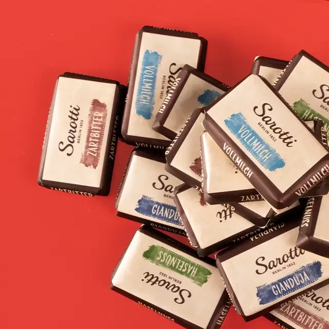 Die perfekte Ergänzung zu jedem Geschenk ist etwas Süßes. Bestelle doch einfach ein Tütchen gefüllt mit leckerer Sarotti-Schokolade verschiedener Sorten mit dazu.