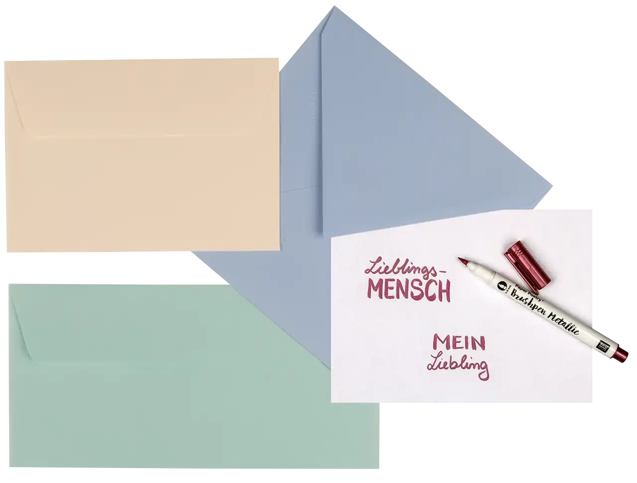 Karten kannst du selbst gestalten, aber da hört der Spaß noch nicht auf. Bestell Zubehör wie Brushpens dazu, um beispielsweise auch die Umschläge dazu zu verzieren.
