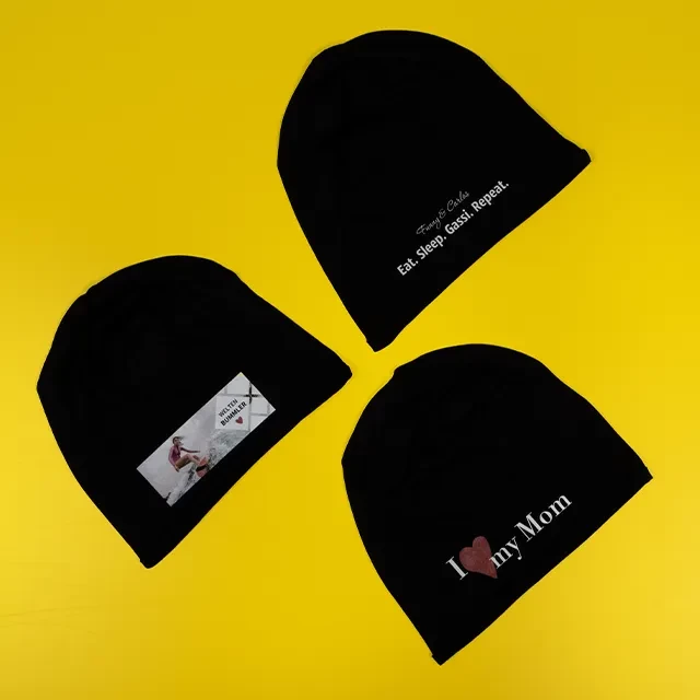 Beanie selbst gestalten, 100% schwarze Bio-Baumwolle Hochwertige Beanie bedrucken lassen von ORWO. Die schwarzen Bio-Baumwoll-Mützen können mit verschiedenen Design-Vorlagen ganz einfach von dir gestaltet werden.