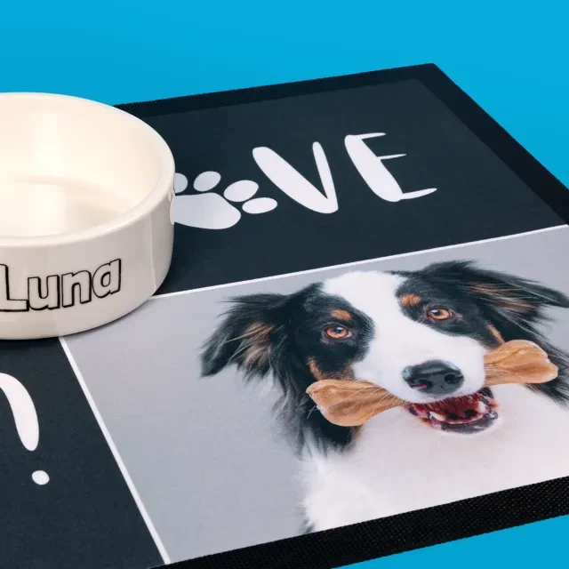 Hundenapf Unterlage, Oberfläche aus Polyester, hochwertig Futternapf-Unterlage personalisiert selbst gestalten. Dank der zahlreichen Designvorlagen von ORWO erstellst du kinderleicht tolle Collagen mit deinen Tierfotos.
