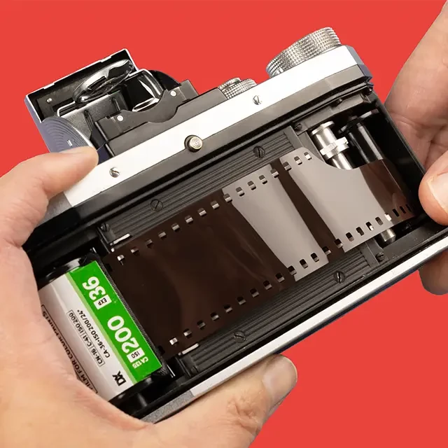 Analogfilm von Fuji, für handelsübliche Kleinbildkameras Der Fuji Film C41-200/36 wird in eine handelsübliche Kleinbildkamera gelegt. Bei ORWO erklären wir dir, was du dabei beachten musst und welche Vorteile der Film hat.