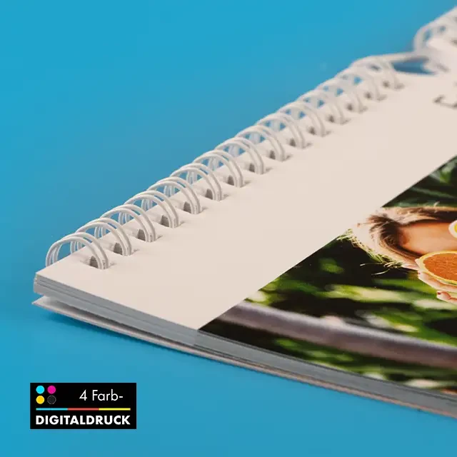 Kalender personalisieren mit Ringbindung, hochwertig Hochwertige Ringbindung an jedem der Aktionskalender, die du in bei ORWO personalisieren kannst. Ringbindung ist superpraktisch zum Umblättern der Kalenderblätter.