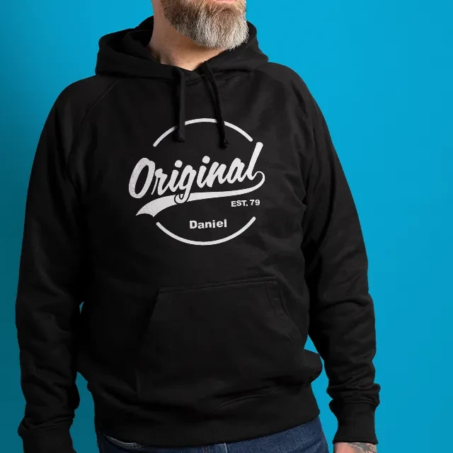 Hoodie bedrucken, mit coolen personalisierbaren Designs Möchtest du einen Hoodie bedrucken lassen? Dann wähle die für dich geeignete Größe aus und dann die Design-Vorlage, die dir am besten gefällt und los geht's.