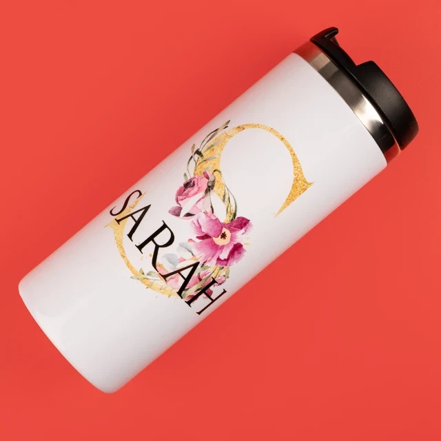 Thermobecher bedrucken, auslaufsichere Verschlusskappe Thermobecher bedrucken lassen mit deinem Namen und Initialen. Das Gestalten geht kinderleicht und ermöglicht es dir, den Thermobecher zu personalisieren.