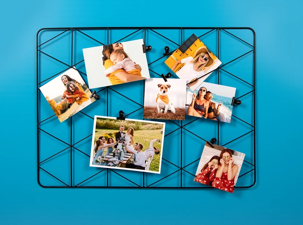 Fotoabzüge in verschiedenen Größen und Styles bestellen In vielen verschiedenen Größen und Formaten, mit und ohne weißen Rand: Fotoabzüge bestellen und in einem stylischen, schwarzen Metallgitter dekorieren.