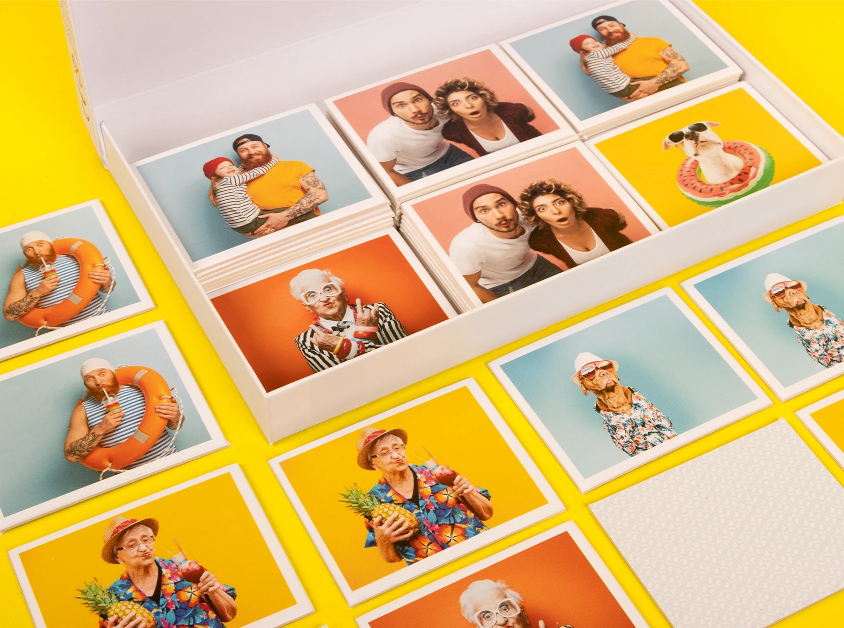 Memo Spiel mit eigenen Fotos, mit kleinem weißem Rand Memo Spiel drucken lassen. Du kannst zweiunddreißig individuelle Motive auf jeweils zwei Karten drucken lassen und hast so eine große Menge Spielspaß.