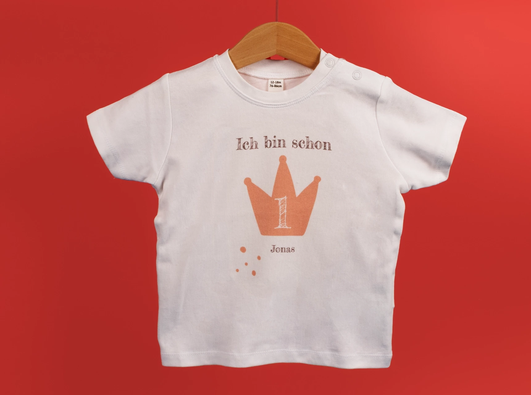 Babyshirt mit Namen bei ORWO bestellen. Mit verschiedenen Designvorlagen gelangst du schnell und einfach zu einem einzigartigen Geschenk für deine Kleinsten.