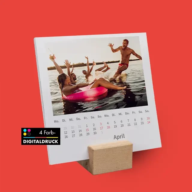 Ein Foto-Tischkalender, der im hölzernen Fuß steht und das Motiv und die Monatstage präsentiert. Bedruckt wurde dieser Kalender im 4-Farb-Digitaldruck.