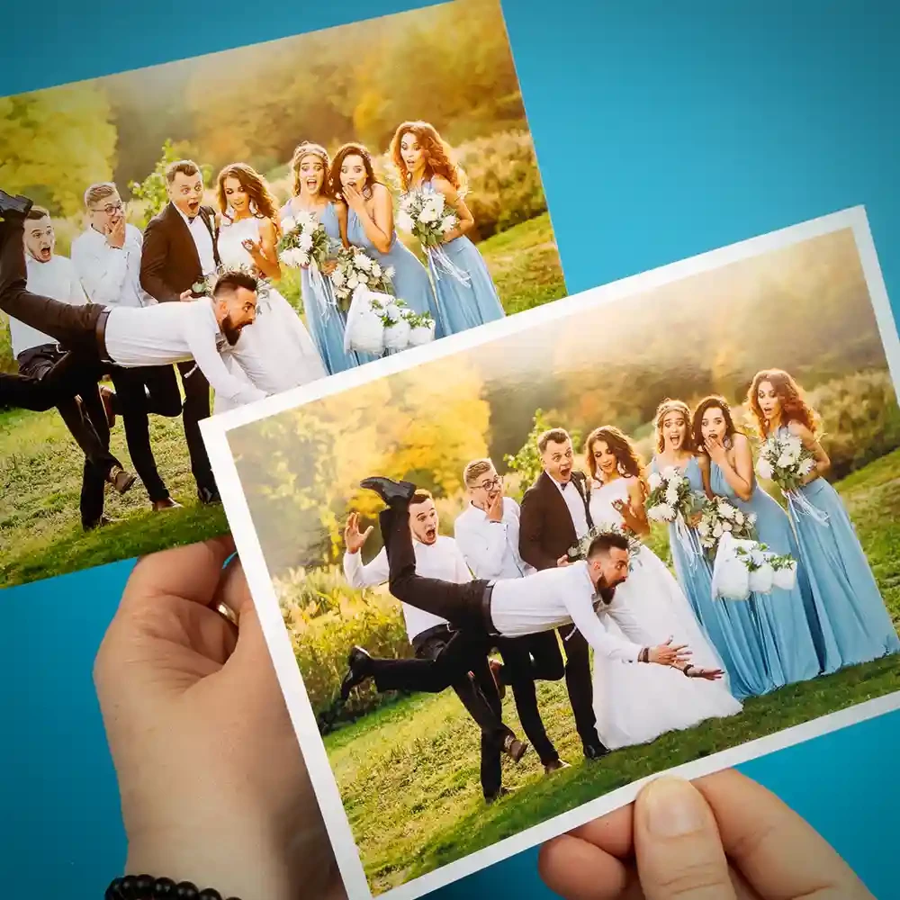 Fotos, detailreiche Bilder mit brillanten Farben bestellen 2 Fotos werden in die Kamera gehalten. Dabei erkennt man den Unterschied: Ein Bild hat um das Motiv einen weissen Rand, das andere hat das nicht. Jetzt bestellen!