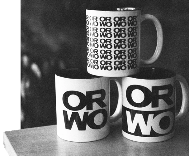 Schwarz-Weiß, ORWO-Tasse, drei verschiedene Varianten Ein Graustufen-Bild, das die drei Varianten der weißen Keramik-Tasse mit ORWO-Prints präsentiert. Wähle noch heute deine bevorzugte Variante und bestelle.