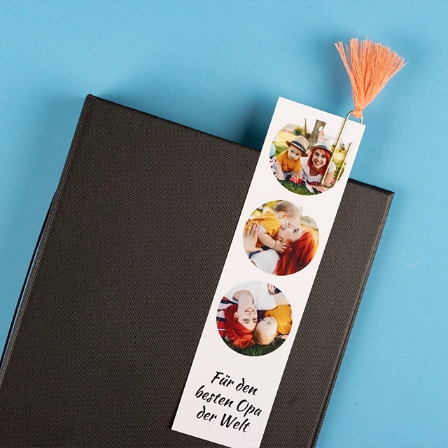Fotostreifen bestellen und kreative Geschenke gestalten Ein Fotostreifen mit dekorativer Büroklammer liegt auf einem Buch. Die Mini Prints eignen sich als schönes Lesezeichen und personalisiertes Fotogeschenk.