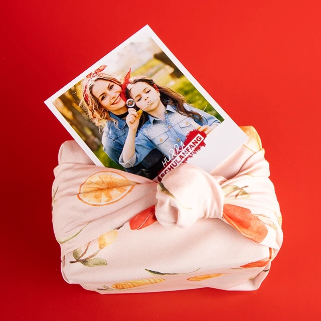 Retro Foto bestellen und als Anhänger bei deinem Geschenk nutzen: Retro Print mit Mama-Tochter-Moment und Text zum Schulanfang, dekorativ auf einem Geschenk drapiert.
