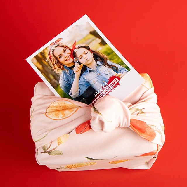 Vintage Fotos als Geschenkanhänger personalisieren Retro Foto bestellen und als Anhänger bei deinem Geschenk nutzen: Retro Print mit Mama-Tochter-Moment und Text zum Schulanfang, dekorativ auf einem Geschenk drapiert.