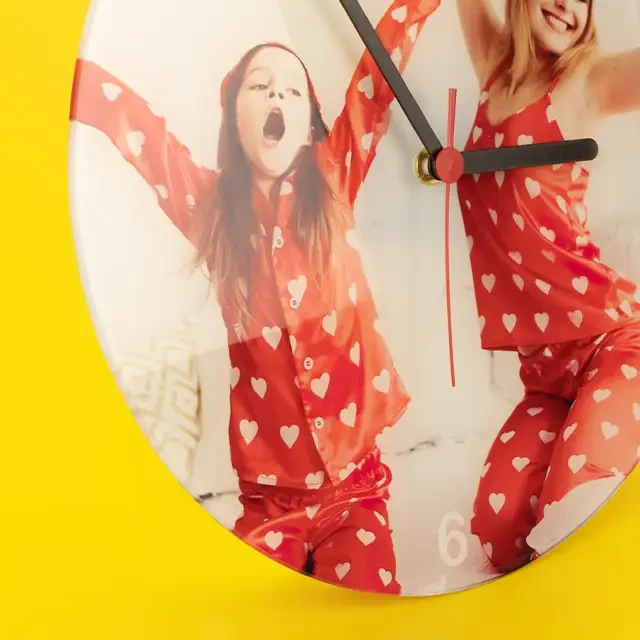 Fotouhr, vollflächig bedruckt, hochwertig, einzigartig Lass jetzt eine Wanduhr mit deinem allerliebsten Foto bedrucken, um beim Blick auf die Uhr nicht nur die Zeit zu wissen, sondern auch an schöne Momente zu denken.