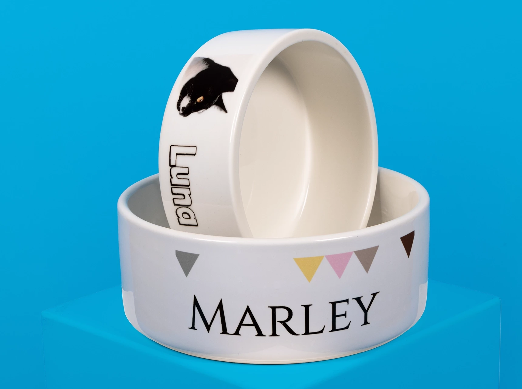 Hundenapf mit Namen aus Keramik in verschiedenen Größen für verschieden große Haustiere. Es gibt zahlreiche kreative Designvorlagen für deine Gestaltung.