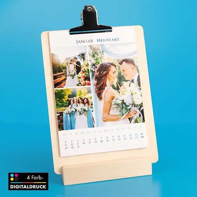 Tischkalender mit Foto selbst gestalten und dazu direkt ein Klemmbrett und Holzfuß dazu bestellen, um deine Kalenderblätter optimal präsentieren zu können.